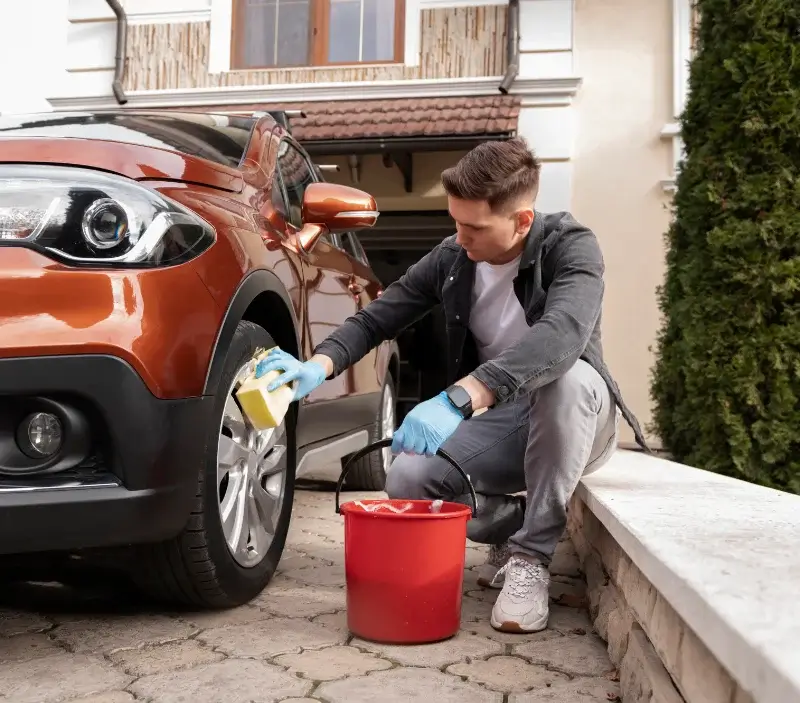 Lavage auto à domicile Domezain-Berraute : professionnel intervenant sur un véhicule